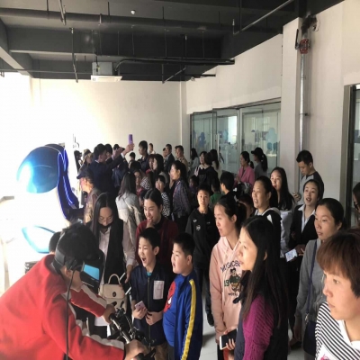 vr體驗(yàn)館要花多少錢？一般包括哪些vr游戲設(shè)備？要不要考慮vr加盟？